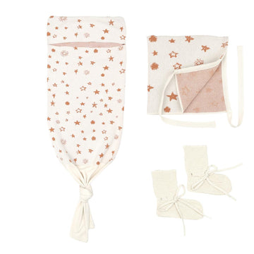 مجموعة هدايا من Swaddle Blanket Beanie Booties باللون الكريمي