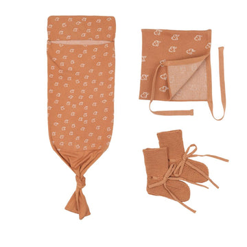 مجموعة هدايا من Swaddle Blanket Beanie Booties باللون البني