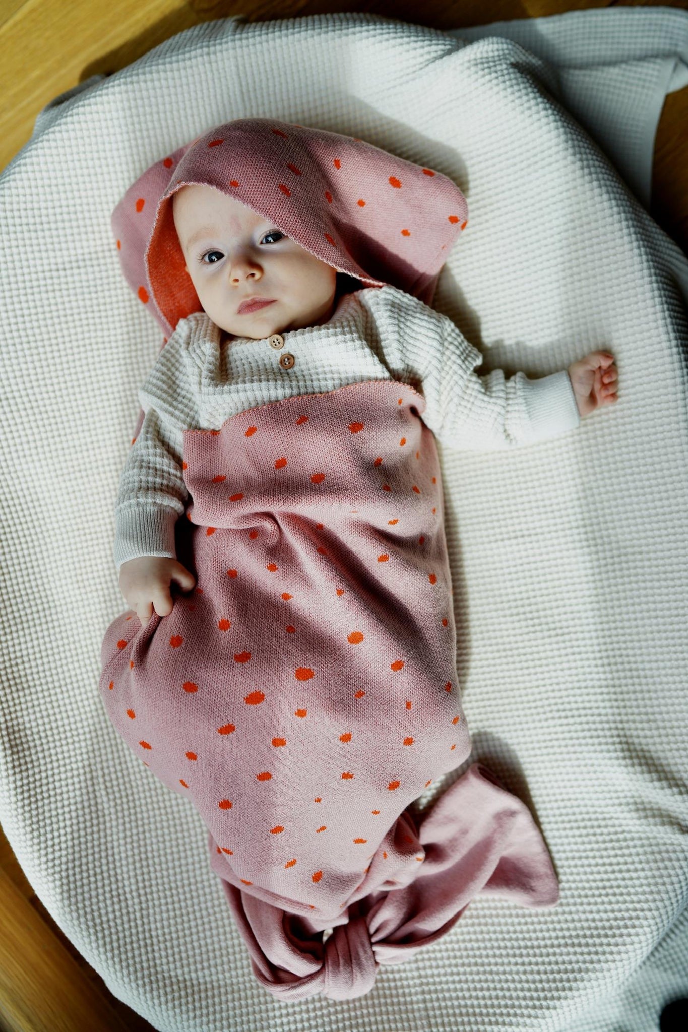بطانية قماط أطفال من القطن العضوي منقوشة باللون الوردي
