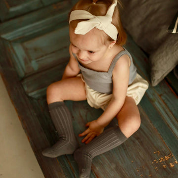 جوارب قصيرة للأطفال والرضع من القطن العضوي تحت الركبة باللون الرمادي