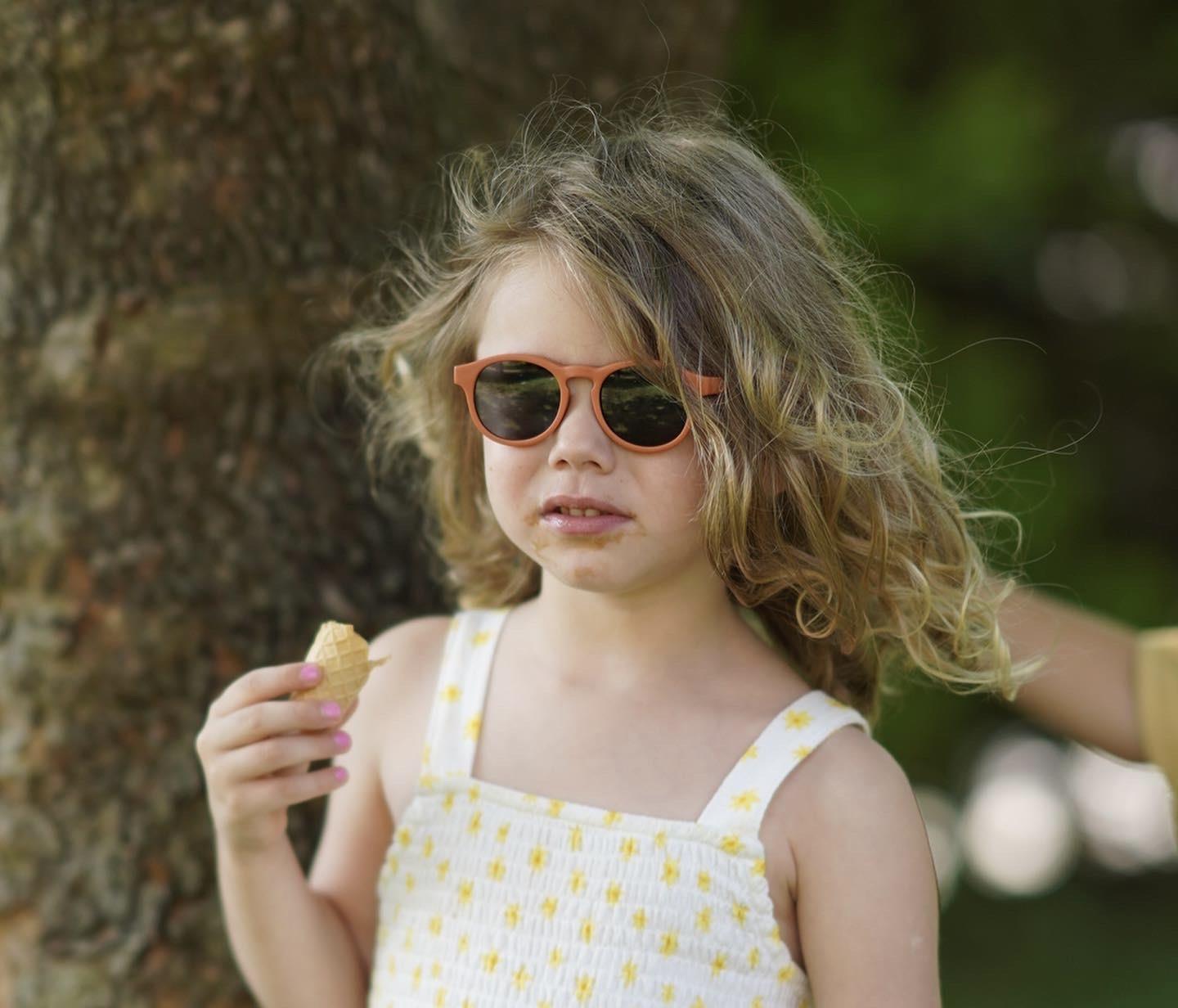 نظارة شمسية للأطفال متوسطة الحجم وخفيفة للغاية باللون البرتقالي